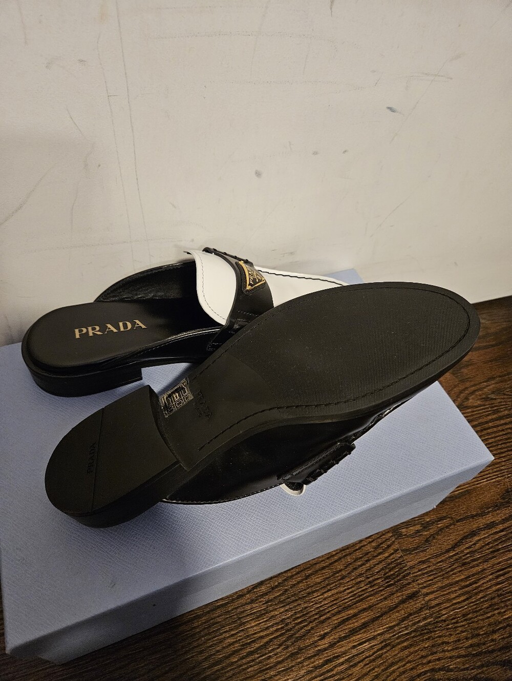 $1,200 Prada Brushed Leather Bi-color Triangle Logo Loafer Mule EU 39 US 9 BNIB - Picture 4 of 9